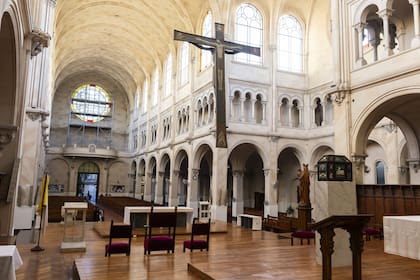 Al ingresar, lo primero que se impone a la vista es el gran crucifijo negro, cuyo dramatismo resalta aún más frente a la claridad de la piedra París que reviste toda la iglesia.