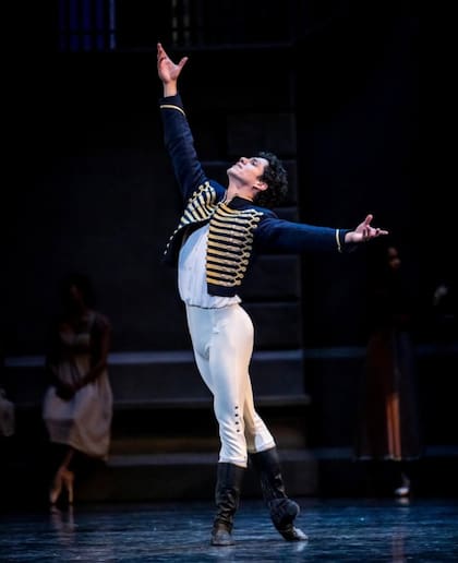 Al iniciar sus lecciones de ballet, recibió múltiples becas en algunas academias como American Ballet Theater en Nueva York y The Rock School for Dance Education
