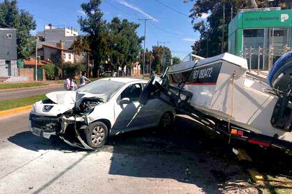 Al intentar girar hacia Otamendi, el auto perdió el control y chocó contra la lancha