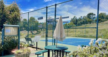 Al interior del vecindario hay una cancha de tenis y de baloncesto