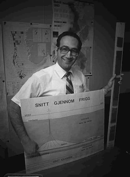 Al-Kasim en 1980, con un mapa del campo petrolero de Frigg