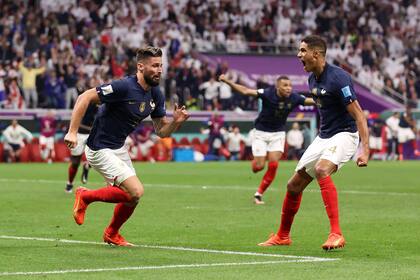 Giroud inicia la corrida de festejo ante Raphaël Varane y Kylian Mbappé; su cabezazo decisivo se desvió en Harry Maguire.