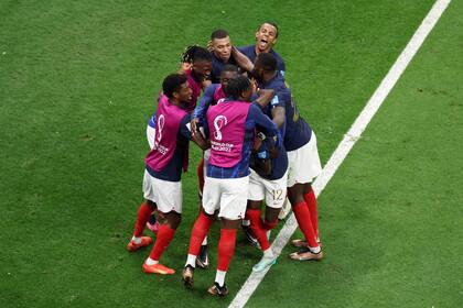 Todo Francia abraza a Randal Kolo Muani, que en la primera pelota que tocó anotó el gol que sentenció la victoria ante Marruecos en el estadio Al Bayt.