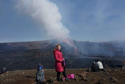 Al lado de la lava del nuevo volcán en erupción Geldingadalur, ubicado en el respiradero volcánico fagradalsfjall, en Islandia.