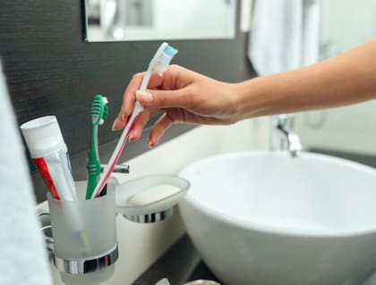 Al lavarse los dientes hay que asegurarse de limpiar todas las superficies: externas, internas, masticatorias y la lengua