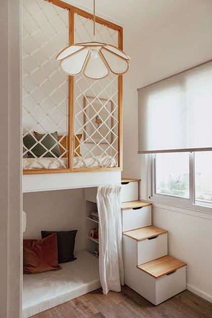 Al liberar la losa original, ubicaron arriba la cama (diseñada y ejecutada por el Estudio), con espacio suficiente para estar de pie. Lámpara colgante ‘Big Bloom’ (Dimm).