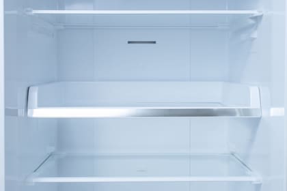 Al limpiar la heladera, lo ideal es sacar los estantes para verificar que no queden restos de comida o salpicaduras en las rendijas