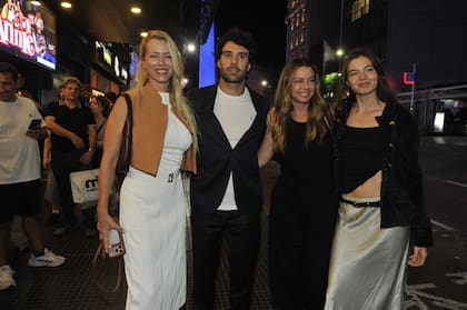 Al llegar a la sala, Nicole posó para las cámaras junto a su hermana Geraldine y su sobrina, la cantante Helena Otamendi