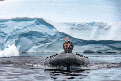 Al llegar al continente, el trabajo de Fernando cambia de escenario: guía desembarcos explicando cada sitio único, realiza navegaciones entre hielos y observa fauna en su hábitat natural.