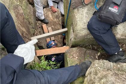 Al llegar al lugar del accidente, se retiraron rocas pesadas para preparar un punto de acceso seguro y se construyó un marco de madera (Fuente: NSW Ambulance)
