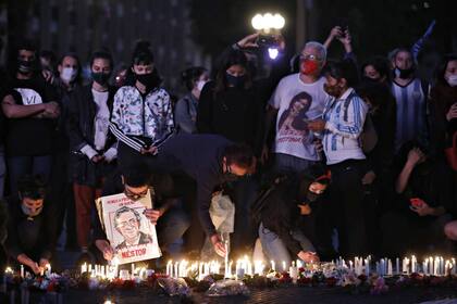 En la Plaza de Mayo al llegar el atardecer los militantes encendieron velas en torno a una gigantografía de Néstor Kirchner