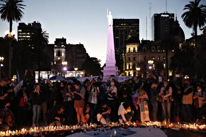 En la Plaza de Mayo al llegar el atardecer los militantes encendieron velas en torno a una gigantografía de Néstor Kirchner