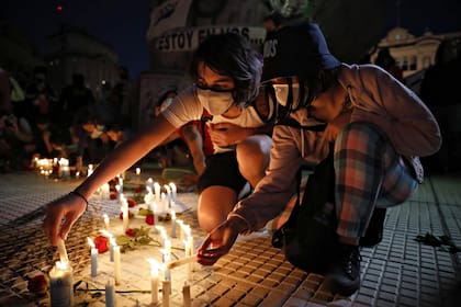 En la Plaza de Mayo al llegar el atardecer los militantes encendieron velas en torno a una gigantografía de Néstor Kirchner