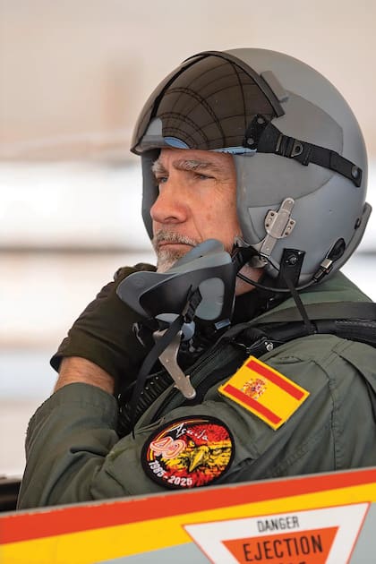 Al mando del Pilatus PC-21,
avión con el que realizó
una prueba de cuarenta
minutos.