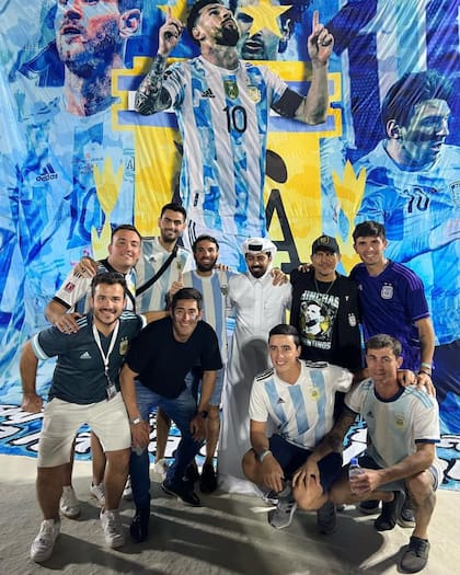 Al Marri junto a un grupo de hinchas argentinos en la previa al partido con Polonia