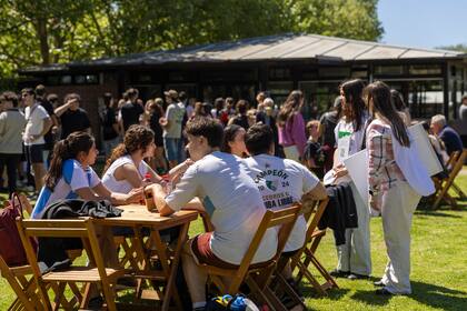 Al mediodía, el sector de foodtrucks ofreció distintas opciones para almorzar.
