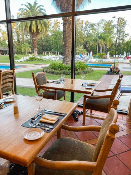 Al mediodía o a la noche, comer mirando al parque es posible en Las Vasijas.