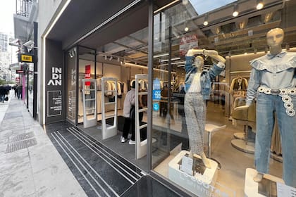 Al mejor estilo de marcas globales como H&M o Shein, la oferta de Indian es muy agresiva en términos económicos, con sweaters y jeans desde $9900, remeras por $4900 y camperas por $19.900.