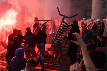 Al menos 19 policías y 17 manifestantes resultaron heridos en las protestas de anoche en Belgrado y otras ciudades serbias según informaron fuentes médicas