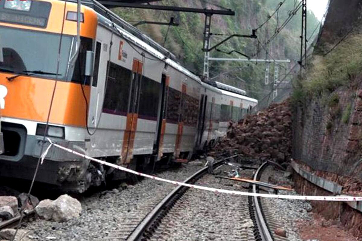 Um trem bateu em um muro e outro descarrilou na Espanha, ferindo pelo menos 20 Um trem bateu em um muro e outro descarrilou na Espanha, ferindo pelo menos 20