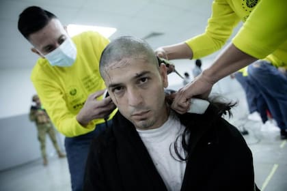 Al menos 200 venezolanos fueron deportados desde EE.UU. hacia El Salvador para ser recluidos en el Centro de Confinamiento del Terrorismo, Cecot.