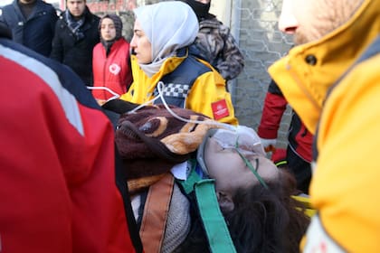 Al menos 30 personas están desaparecidas tras el sismo de magnitud 6,8 registrado en el distrito de Sivrice