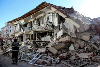 Al menos 30 personas están desaparecidas tras el sismo de magnitud 6,8 registrado en el distrito de Sivrice