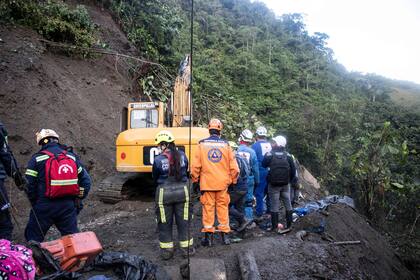 Al menos 33 personas murieron cuando un deslizamiento de tierra engulló una carretera en el noroeste de Colombia, atrapando a personas en un autobús y otros vehículos, dijo el lunes el presidente Gustavo Petro.