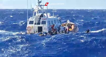 Al menos 40 migrantes están desaparecidos tras dos naufragios frente a la isla italiana de Lampedusa, según testimonios de supervivientes