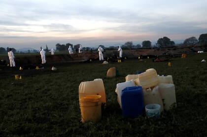 Bidones, baldes, cacharros y demás recipientes utilizados para recoger la gasolina quedaron como vestigios de la tragedia