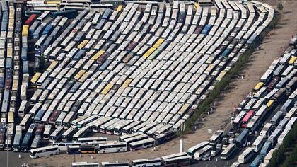 Los micros que acercaron a los peregrinos a La Meca vistos desde el aire