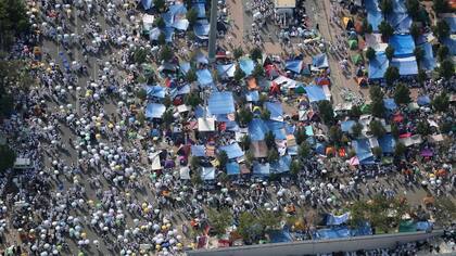 Los peregrinos tienen que aguantar largas esperas y enormes multitudes en su camino para lograr la purificación y el arrepentimiento.