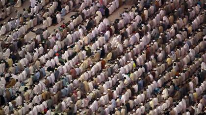 Los hombres deben vestir con túnicas blancas de tejidos simples y sin adornos durante todo el peregrinaje. Las mujeres llevan prendas sueltas, se cubren el pelo y prescinden del maquillaje y el esmalte de uñas para alcanzar un estado de pureza espiritual