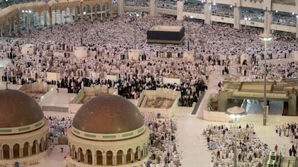 A La Meca se acercan musulmanes de todas partes del mundo, es un camino muy exigente en lo físico y en los espiritual