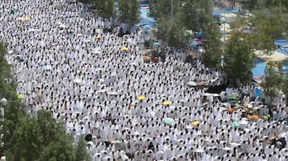 El Monte Arafat recibe a las personas que llegan con las palmas de las manos hacia el cielo