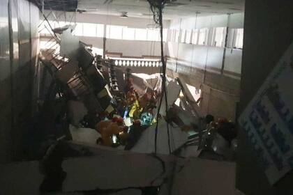 Al menos nueve personas murieron luego de que se derrumbara un auditorio en un acto político.