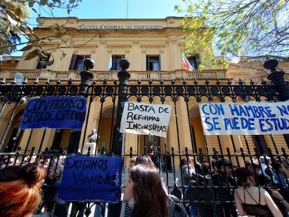 Al menos once escuelas de la Ciudad de Buenos Aires permanecían esta mañana tomadas por sus estudiantes