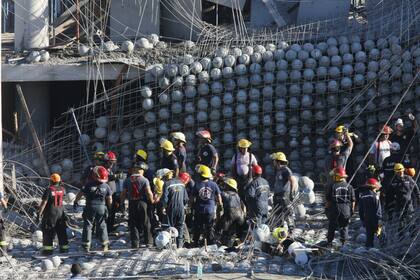 Al menos seis personas resultaron heridas por el derrumbe este mediodía de una losa en una obra en construcción en la localidad balnearia de Santa Teresita