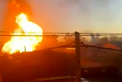 Al menos siete dotaciones de bomberos trabajaron intensamente para contener las llamas