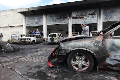 Al menos tres autos fueron incendiados por los atacantes