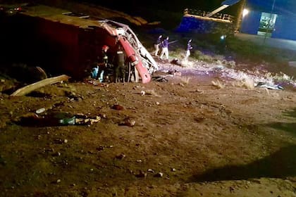 Tres adolescentes murieron y otras 20 resultaron heridas esta madrugada al chocar dos micros en la ruta nacional 7, a la altura de Las Cuevas