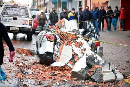 Un auto destrozado por la caída de una estructura al paso del huracán 