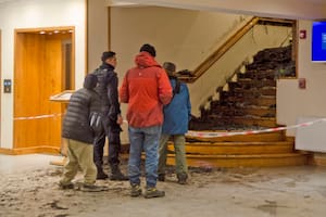 Al menos un muerto y tres heridos por un alud que entró al hotel Villa Huinid en Bariloche