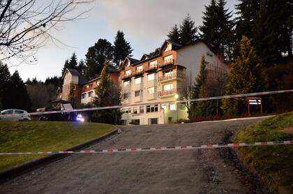 Al menos un muerto y tres heridos por un alud que entró al hotel Villa Huinid en Bariloche.
Frente del hotel