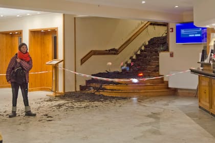 Al menos un muerto y tres heridos por un alud que entró al hotel Villa Huinid en Bariloche