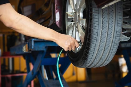Al menos, una vez por mes. Chequear que la presión de inflado sea la correcta contribuye a que los neumáticos tengan una mayor vida útil