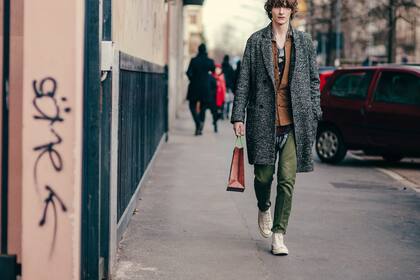 Al mezclar prendas de sastrería con zapatillas informales, se arman interesantes equipos