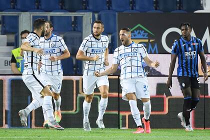 Al minuto de juego, Inter abrió el marcador, ante la desazón de Duvan Zapata