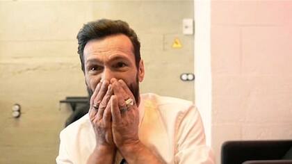 Al mirarse al espejo, se miró como otra persona. Nadie de los que frecuenta la Plaza lo reconocería