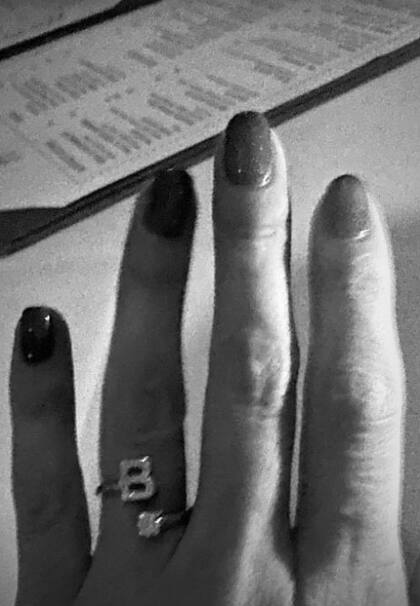 Al mismo tiempo presumió en las redes un anillo con la inicial de su nuevo novio, Benny Blanco